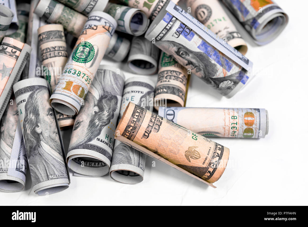 In contanti, come questa montagna di dollari americani, consente sempre di sentirsi sicuro, come un possessore di una panacea in grado di risolvere qualsiasi derivanti Foto Stock