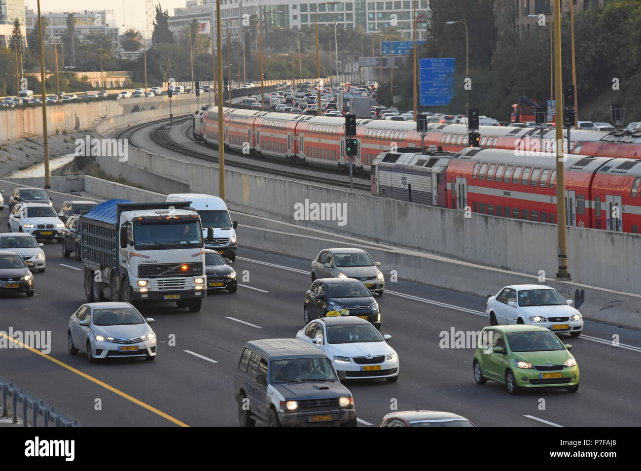Autostrada Ayalon e treni di TEL AVIV, Israele Foto Stock