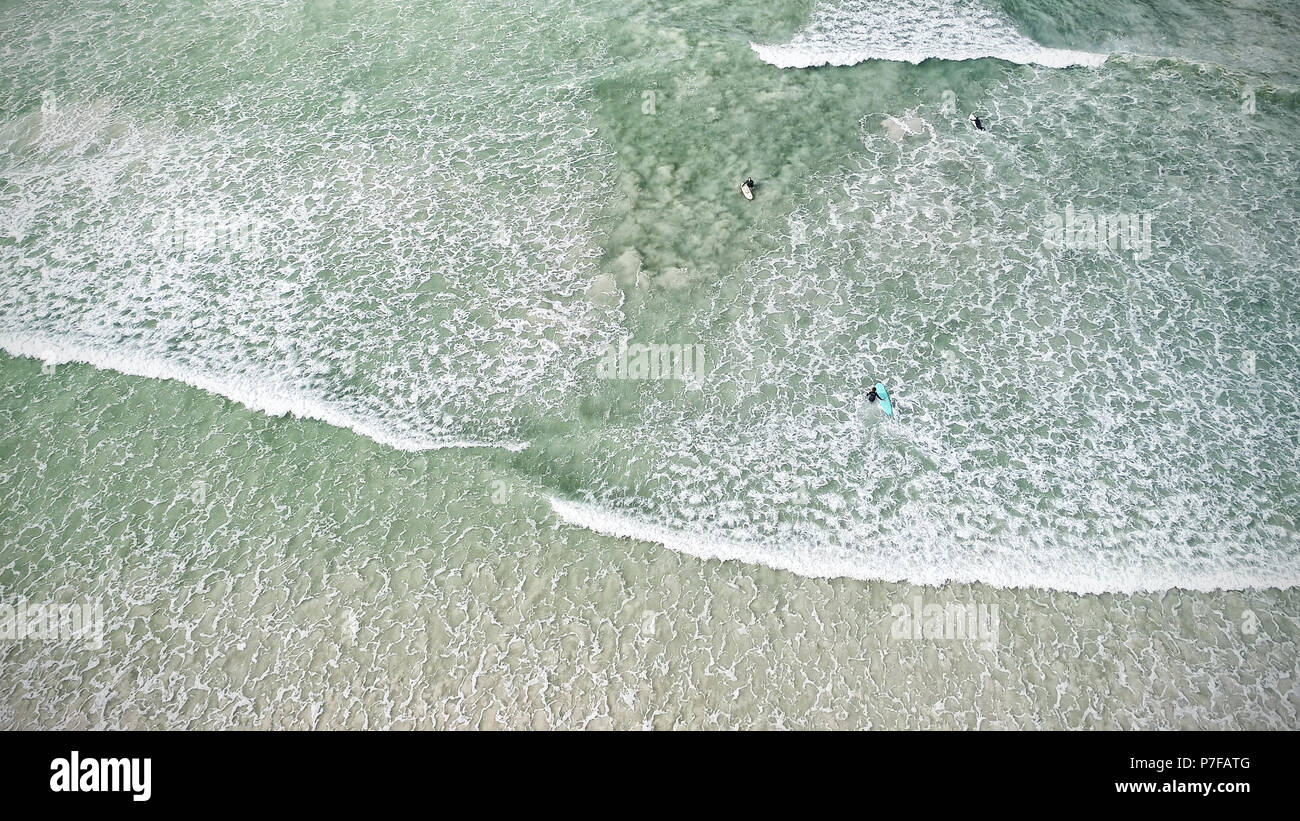Blu oceano, surfisti in oceano, veduta aerea Foto Stock