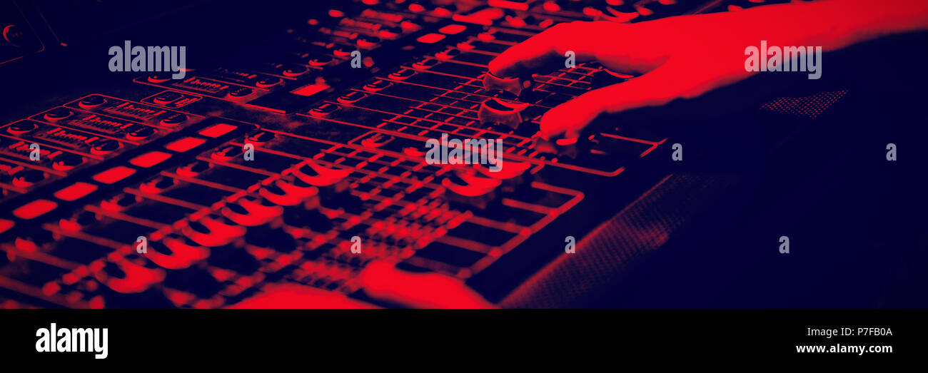 Mani tagliate di ingegnere audio con mixer audio Foto Stock