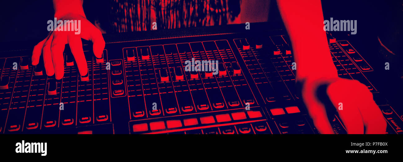 La sezione centrale del tecnico audio suono operativo miscelatore Foto Stock