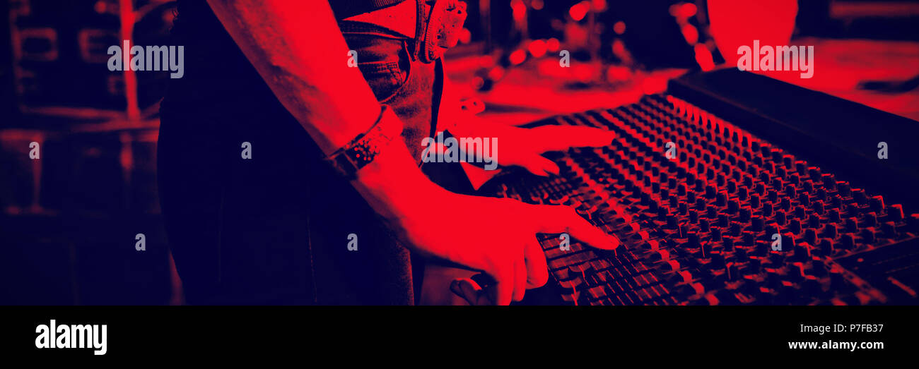La sezione centrale del musicista femmina operativo mixer audio Foto Stock