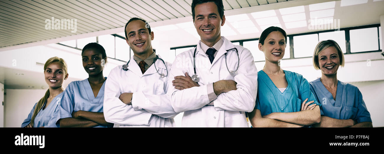 Ritratto di medici e infermieri con le braccia incrociate Foto Stock