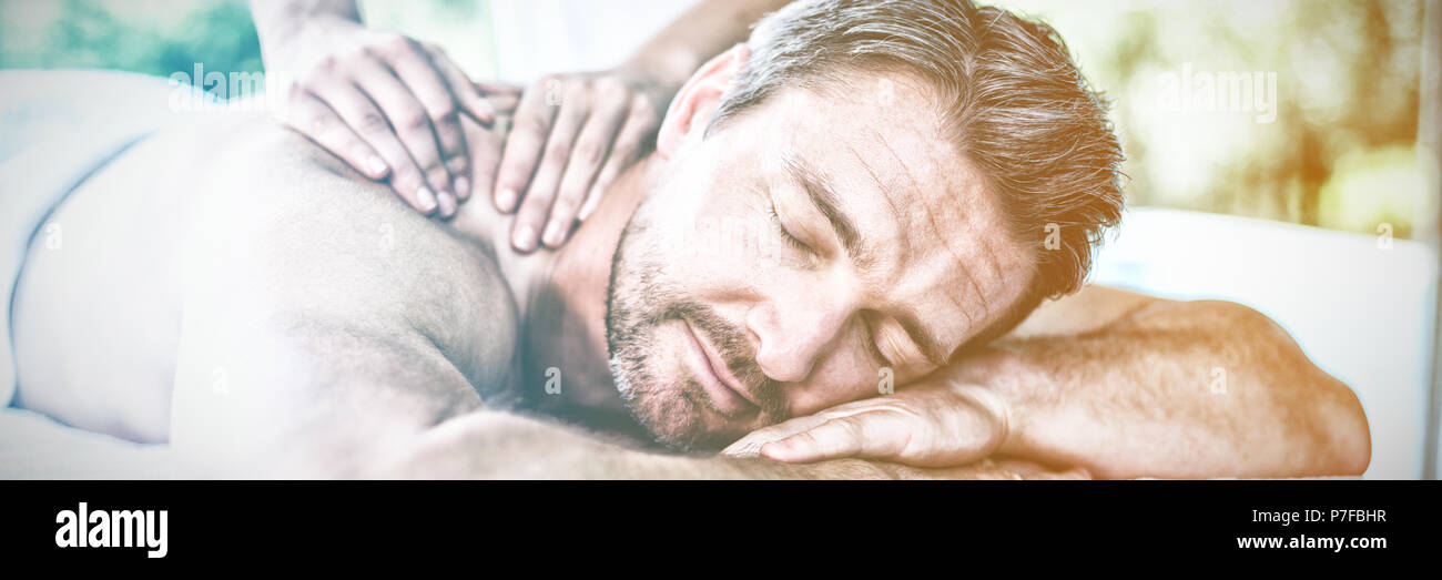 L'uomo riceve massaggio alla schiena dal massaggiatore Foto Stock