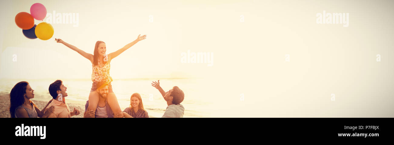 Happy amici in spiaggia Foto Stock