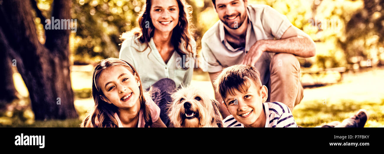 La famiglia felice godendo in posizione di parcheggio Foto Stock