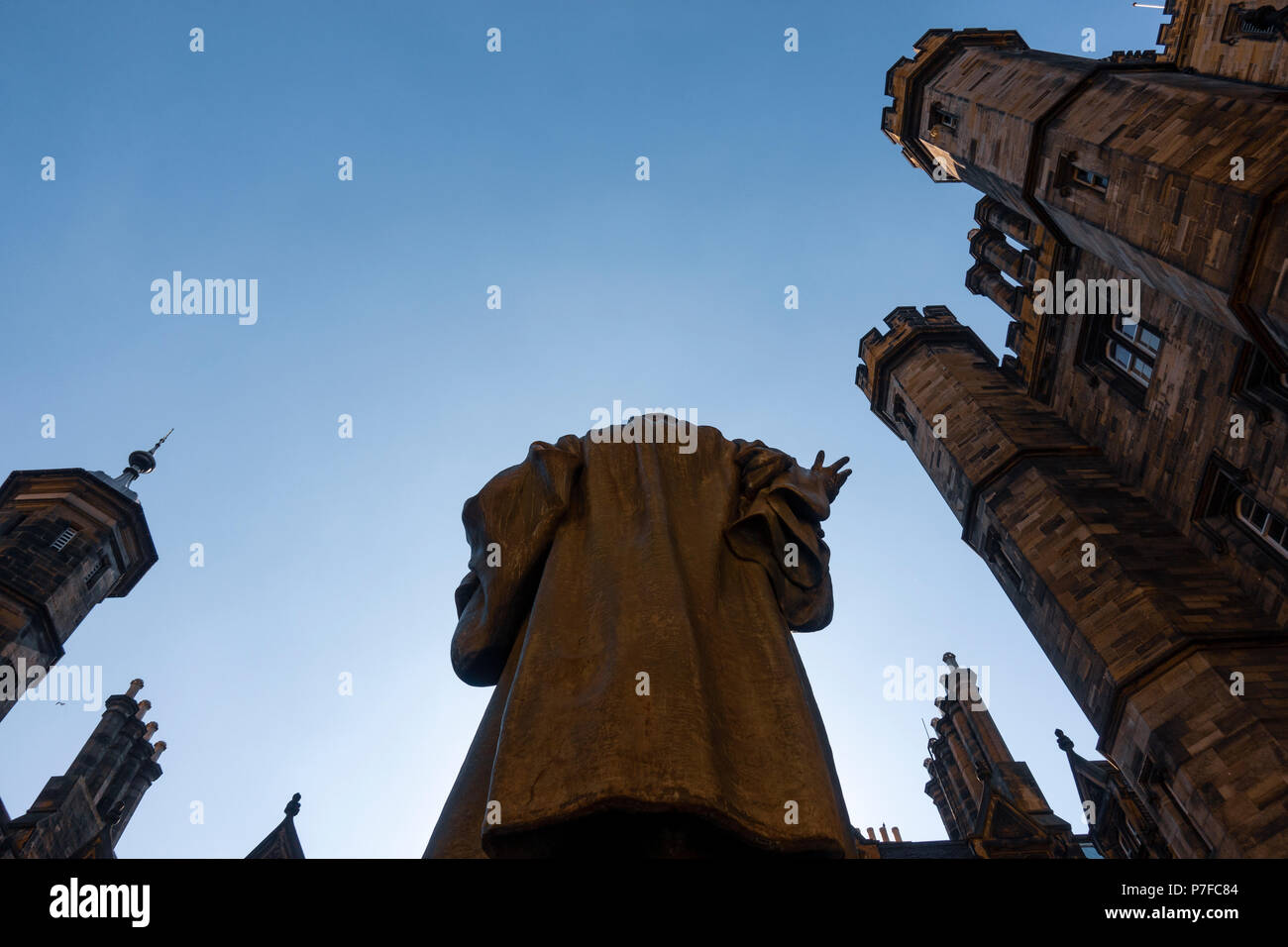 Statua di John Knox nel quadrilatero della New College dell'Università di Edimburgo, Scozia ,REGNO UNITO Foto Stock