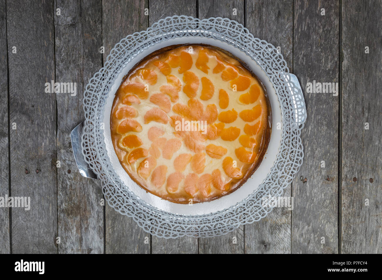 La torta di panna con i tangerini sul grigio Sfondo di legno. Foto Stock