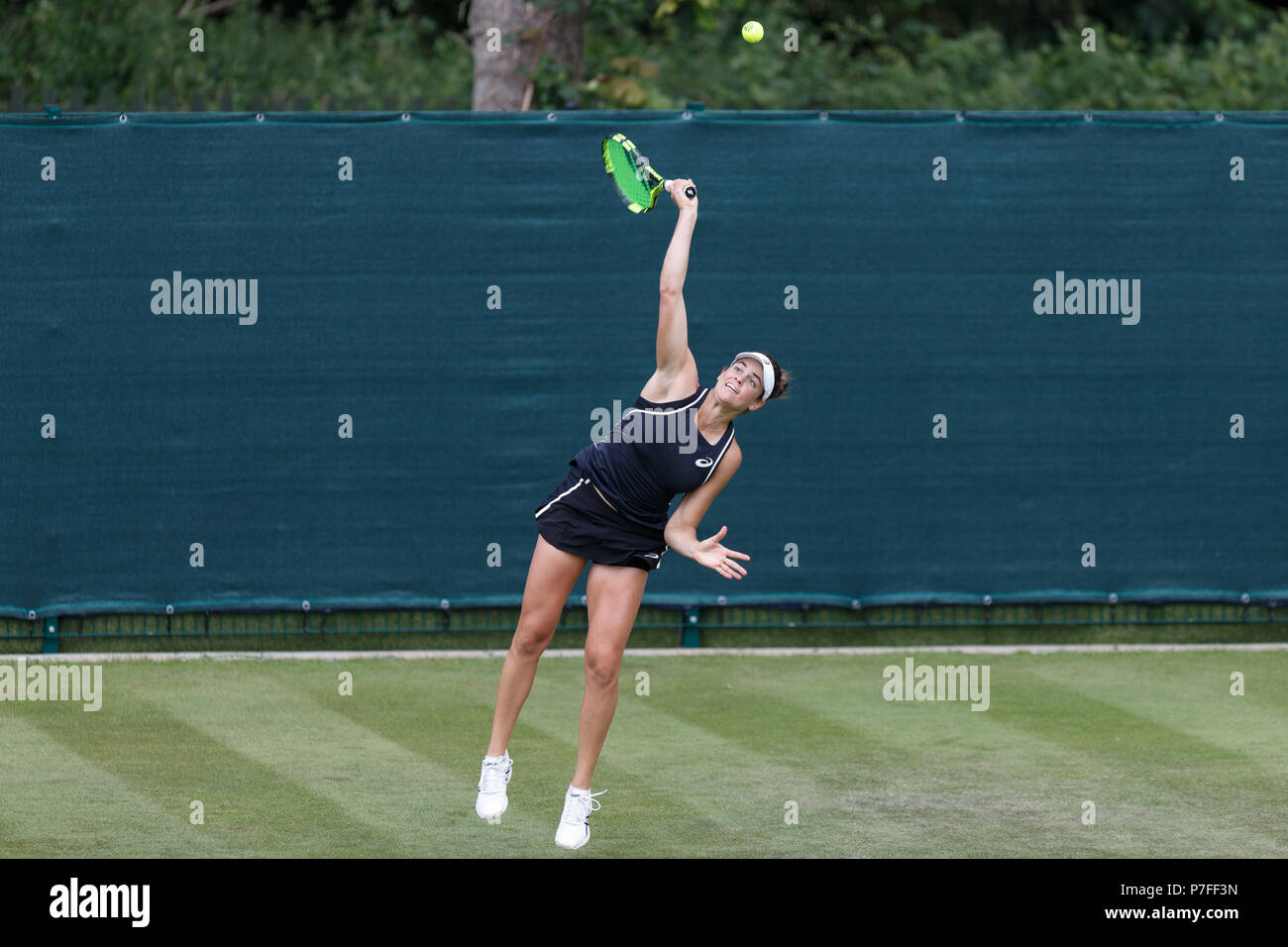 Jennifer Brady, American giocatore di tennis, serve durante una partita. Tennis, tennis femminile. Foto Stock