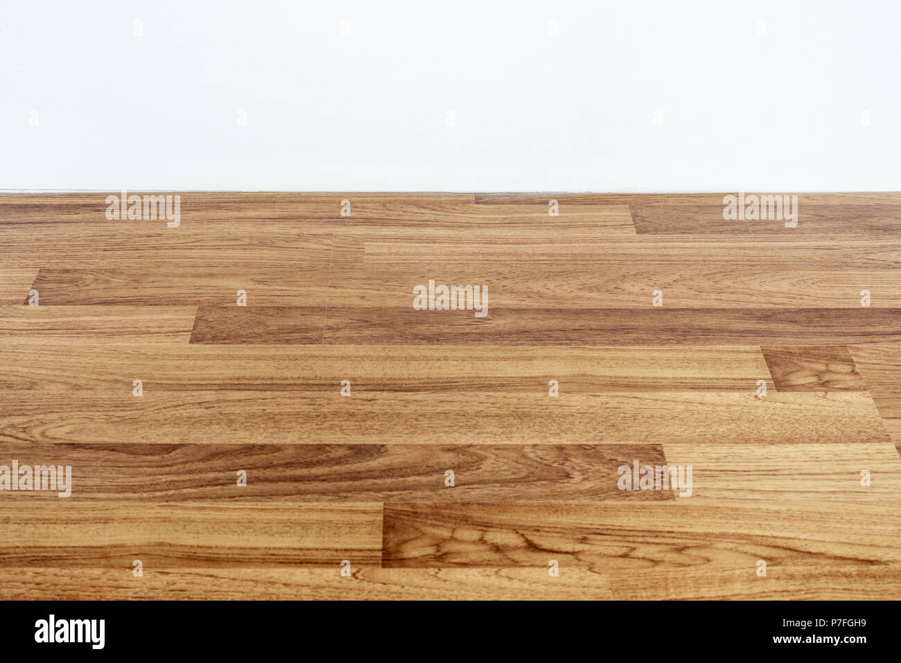 Legno laminato piano con muro bianco Foto Stock