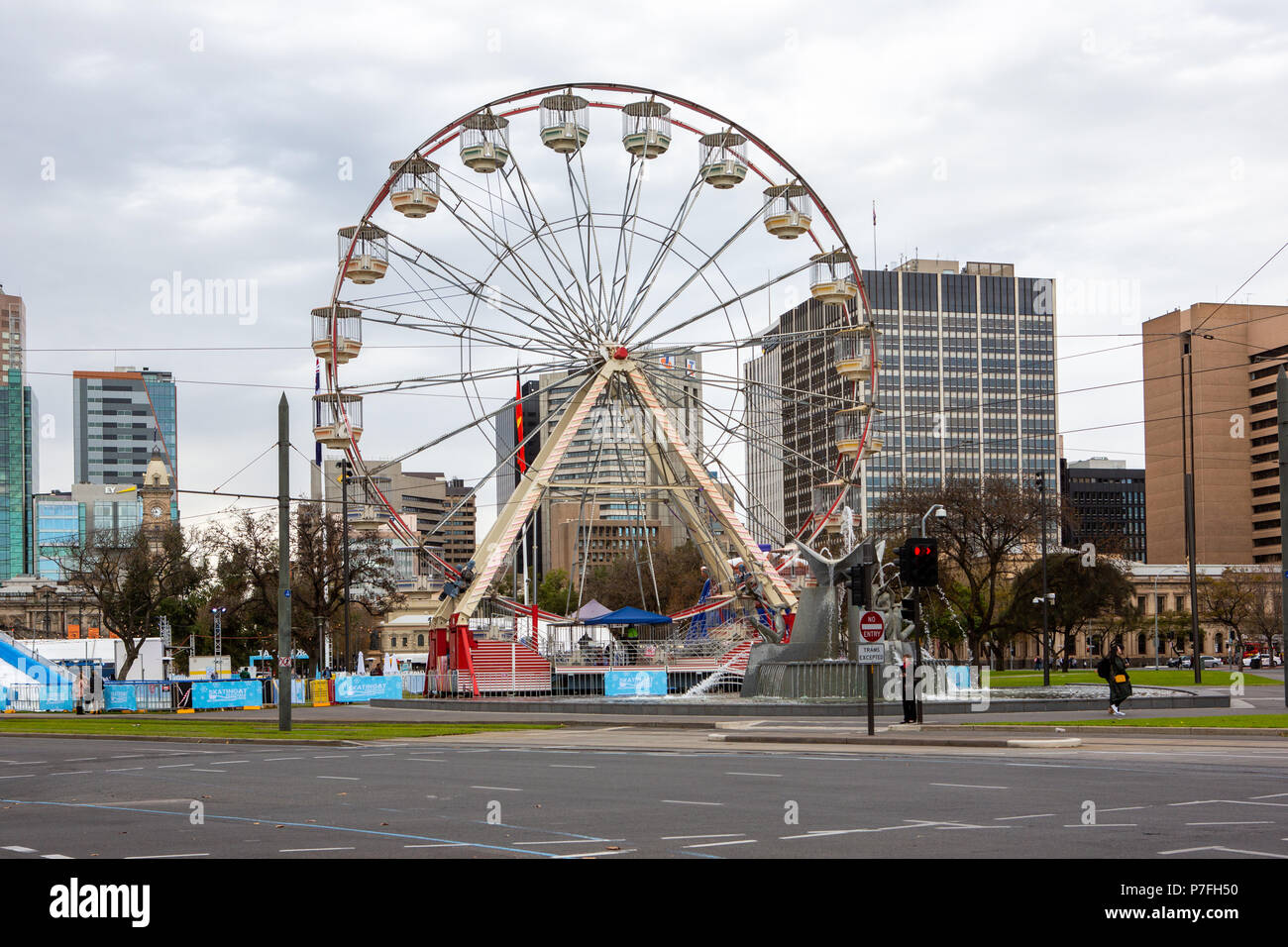 Una ruota panoramica Ferris amusement in Victoria Square Adelaide Australia del Sud il 4 Luglio 2018 Foto Stock