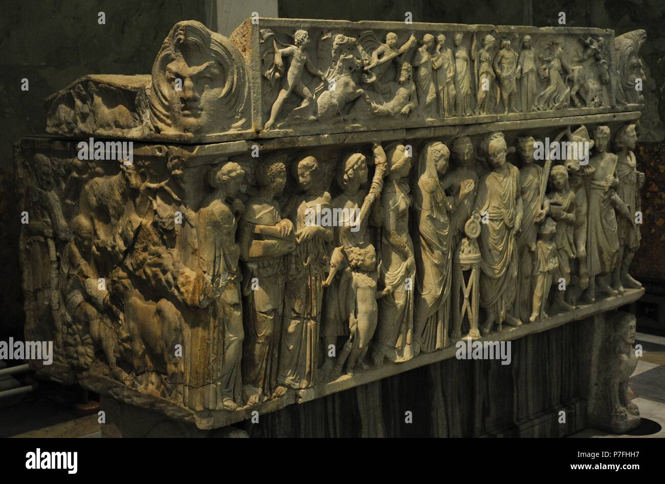 Arte romana. Sarcofago con una scena di matrimonio. 2nd. secolo ...