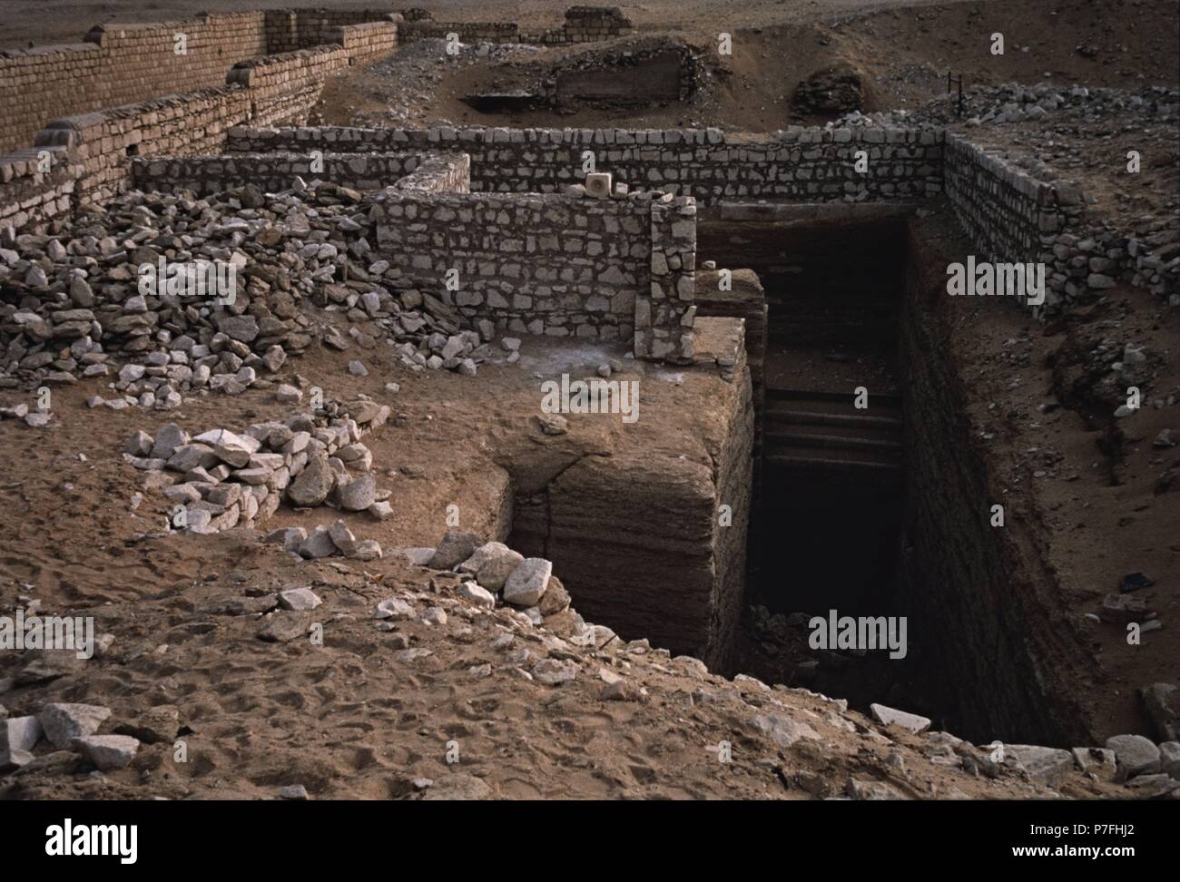 Ingresso al Serapeo necropoli per i tori di api e Mnevis presso Saqqara secondo periodo intermedio. Saqqarah in Egitto. Foto Stock
