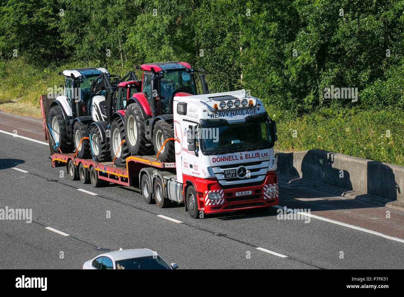 Irish Donnell & Ellis il trasporto pesante Ltd e spedizione trattori  agricoli, trasporto pesante camion di consegna sulla M6 a Lancaster, Regno  Unito Foto stock - Alamy
