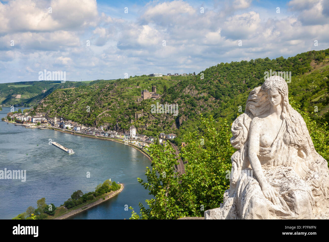 Loreley figura e la valle del Reno e del paesaggio Sankt Goarshausen vista dal Lore Ley rock Germania luoghi interessanti Foto Stock