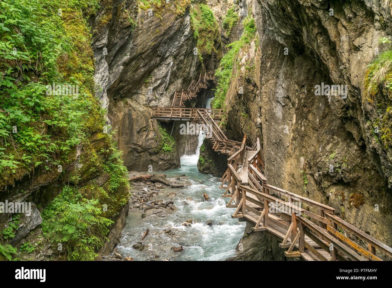 Passerella di legno su una roccia sopra il fiume di montagna Kapruner Ache in gola, Sigmund-Thun-Klamm, Kaprun, Salisburgo, Austria Foto Stock