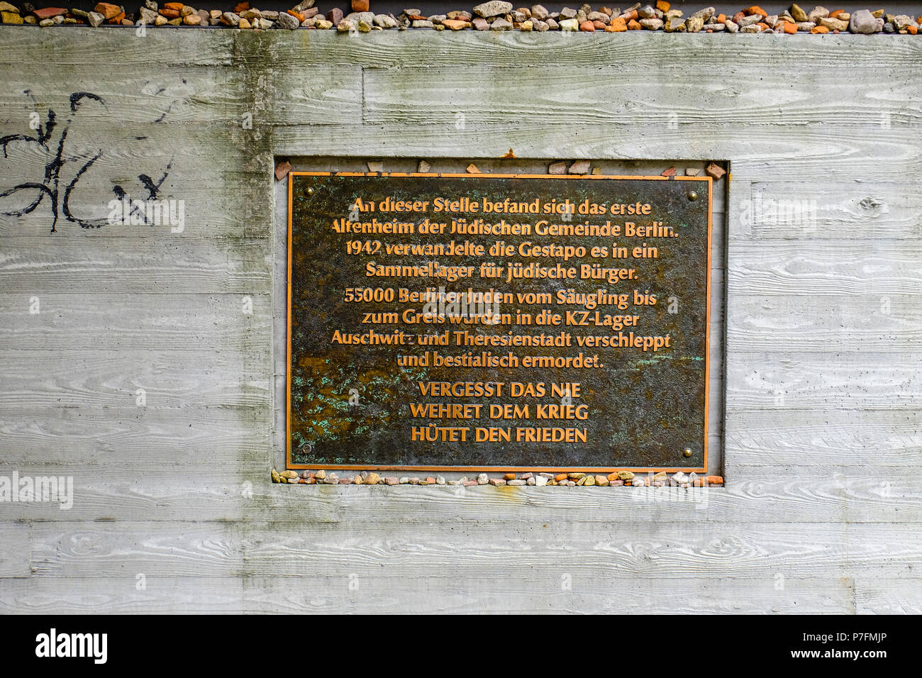 Il memoriale dell'Olocausto - bronzo lapide ricorda le vittime del fascismo al Vecchio Cimitero Ebraico, Mitte di Berlino. Foto Stock