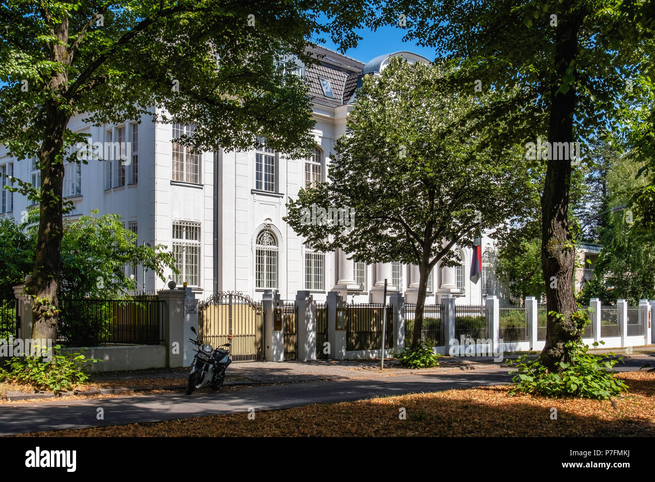 Berlino, distretto di Dahlem Podbielskiallee 42. Ambasciata libica. Grande edificio bianco esterno facciata & Foto Stock