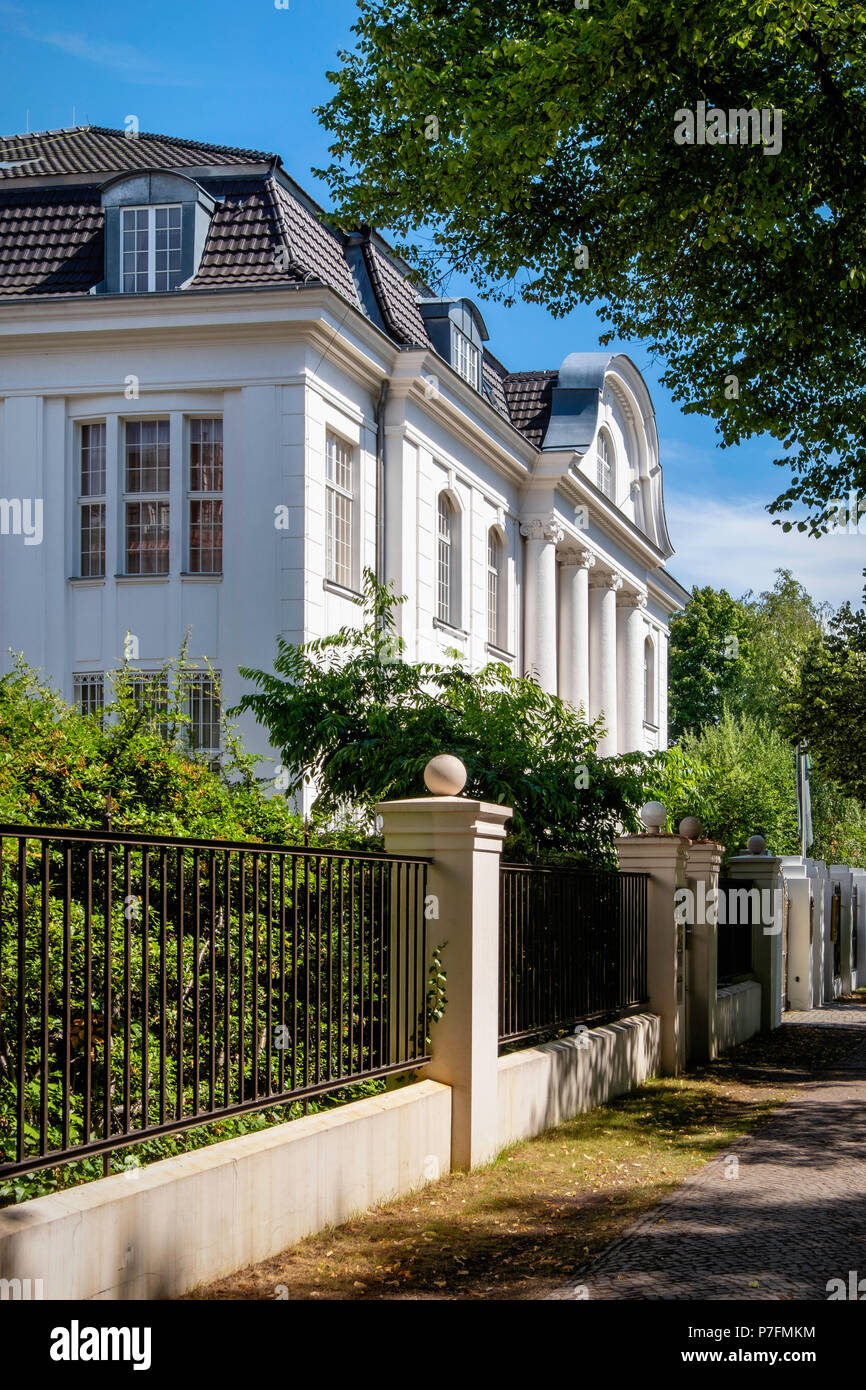 Berlino, distretto di Dahlem Podbielskiallee 42. Ambasciata libica. Grande edificio bianco esterno facciata & Foto Stock