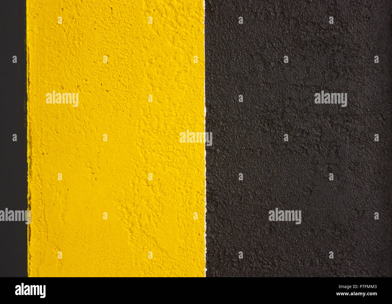 Banner, lo sfondo giallo di strisce nere. Il segno è cauto, pericolo. Foto Stock