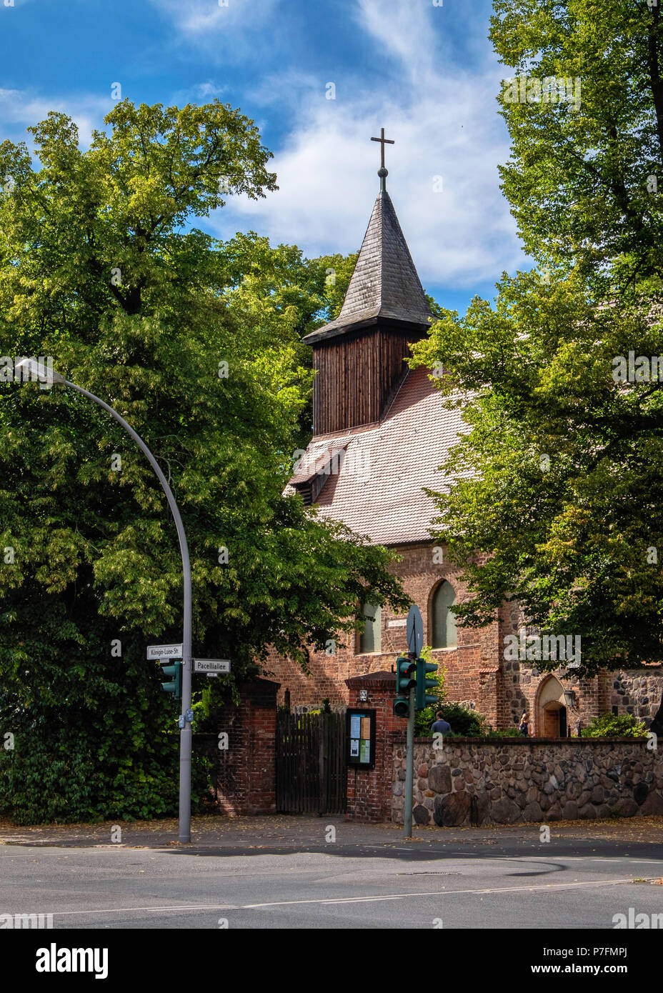 Berlino, Dahlem-Dorf. St Annes Evangelikal chiesa. Chiesa Parrocchiale esterno in mattoni - stile gotico Foto Stock