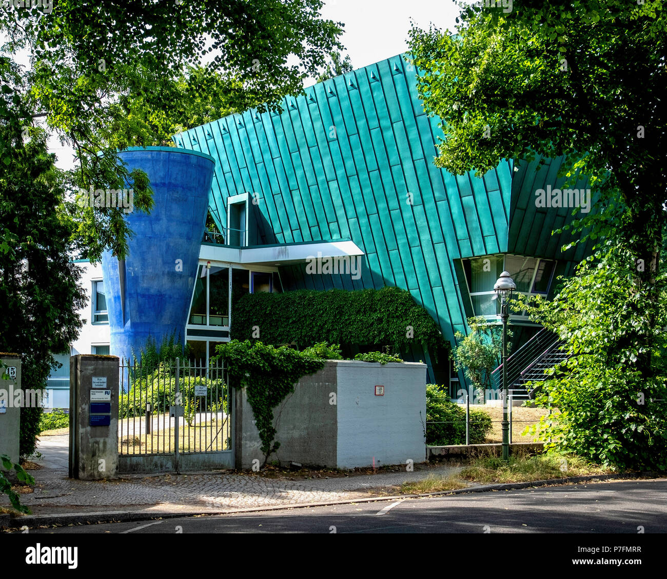 Berlino, fu Freie Universität,Libera Università centro per ulteriore & formazione continua. Edificio moderno con blue & 'turqoise' esterno Foto Stock