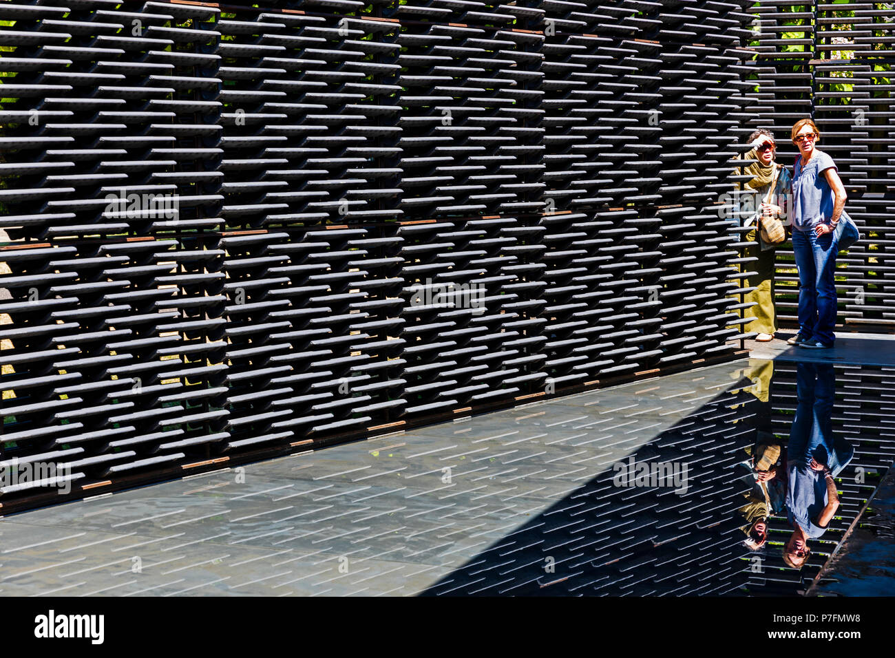 Vista interna del padiglione a serpentina 2018 dall'architetto Frida Escobedo a Kensington Gardens e Hyde Park, London, Regno Unito. Foto Stock