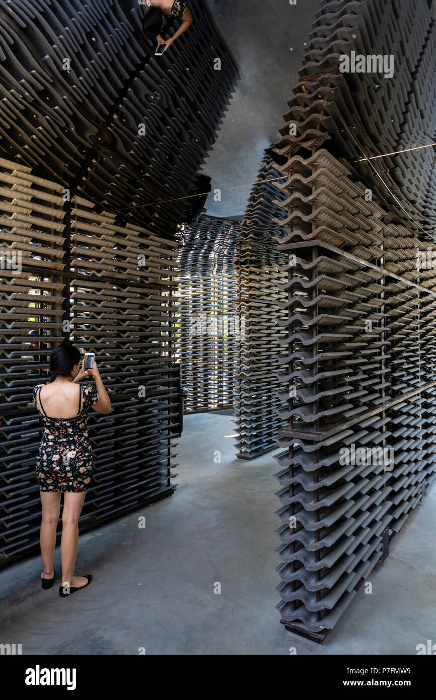 Vista interna del padiglione a serpentina 2018 dall'architetto Frida Escobedo in Kensington Gardens. Hyde Park, London, Regno Unito. Foto Stock