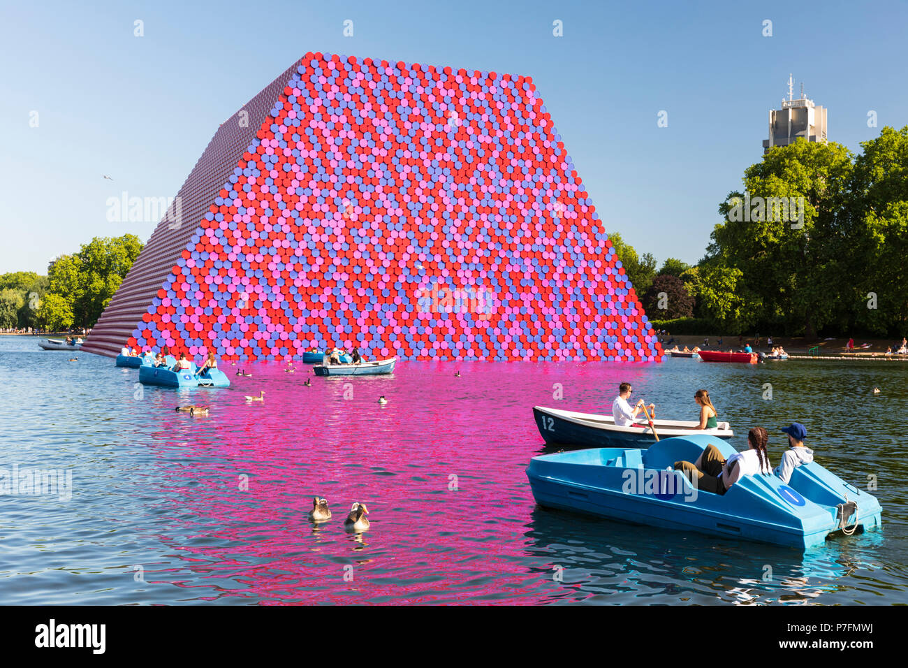 La Mastaba di Londra è un galleggiante installazione d arte dell'artista Christo situato sul lago a serpentina in Hyde Park, London, Regno Unito. Foto Stock