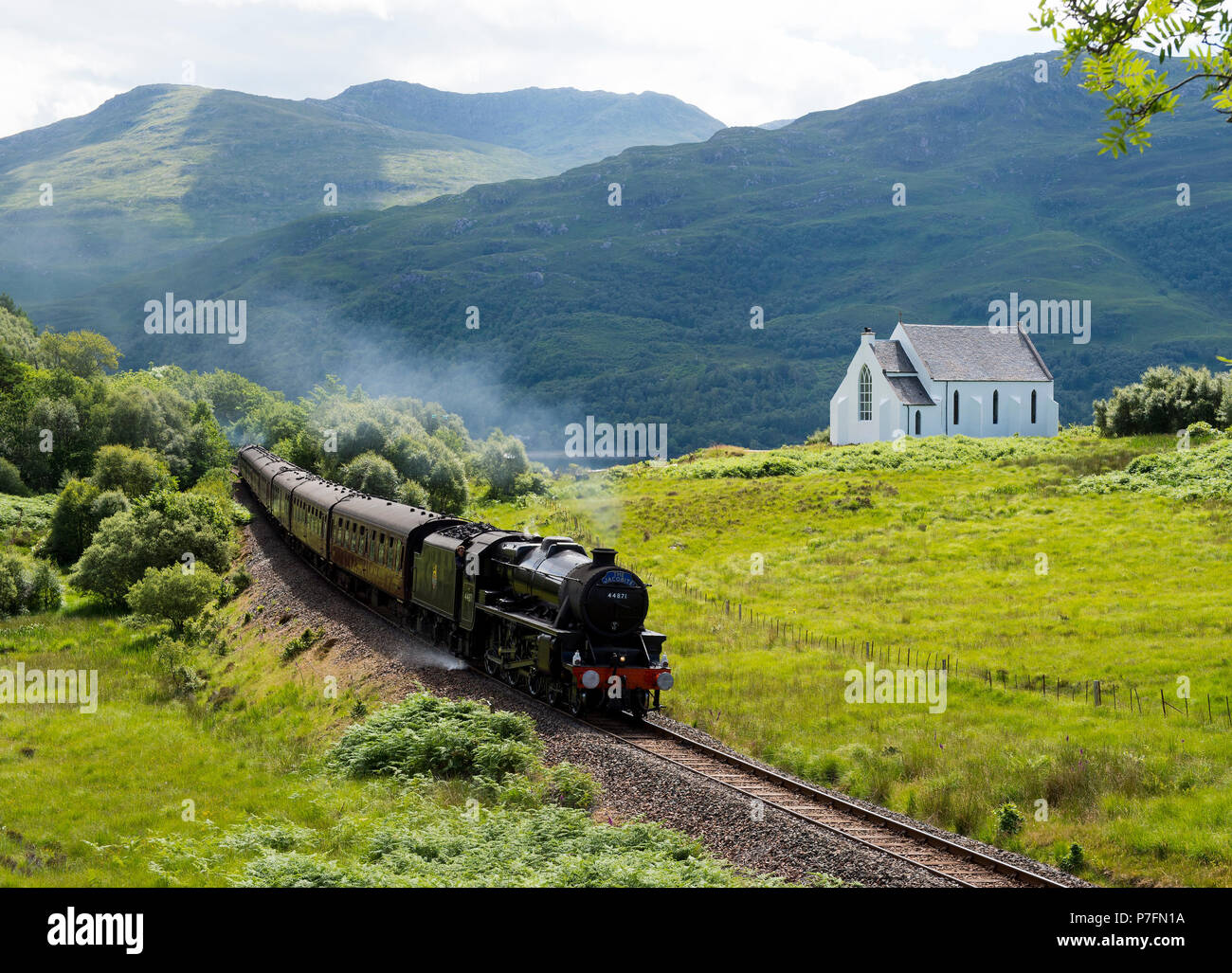 Il Giacobita Express ( Hogwarts Express) passa la Nostra Signora del Braes chiesa cattolica romana vicino Polnish sul Forth William a Mallaig linea. Foto Stock