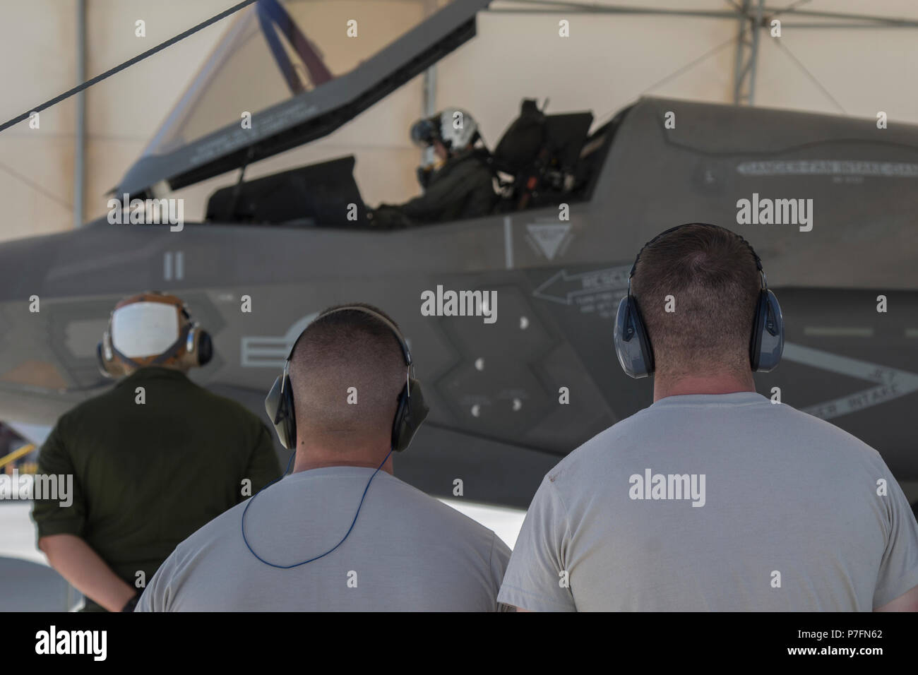 Stati Uniti Avieri attaccato al quarto aeromobile unità di manutenzione, Hill Air Force Base in Utah, guarda come Stati Uniti Marines con Marine Fighter Attack Squadron (VMFA) 122, Marine Corps Air Station (ICM) Yuma, lanciare un F-35B Lightning II su ICM Yuma, Ariz., 26 giugno 2018. Il aviatori guardato come parte di un esercizio che testato per la prima volta la interoperabilità di caricamento di sistemi di armi tra i servizi F-35's. Gli Stati Uniti Air Force opera con la F-35un fulmine II, mentre gli Stati Uniti Marine Corps opera con la F-35B Lightning II. (U.S. Marine Corps foto di Sgt. Allison Lotz) Foto Stock