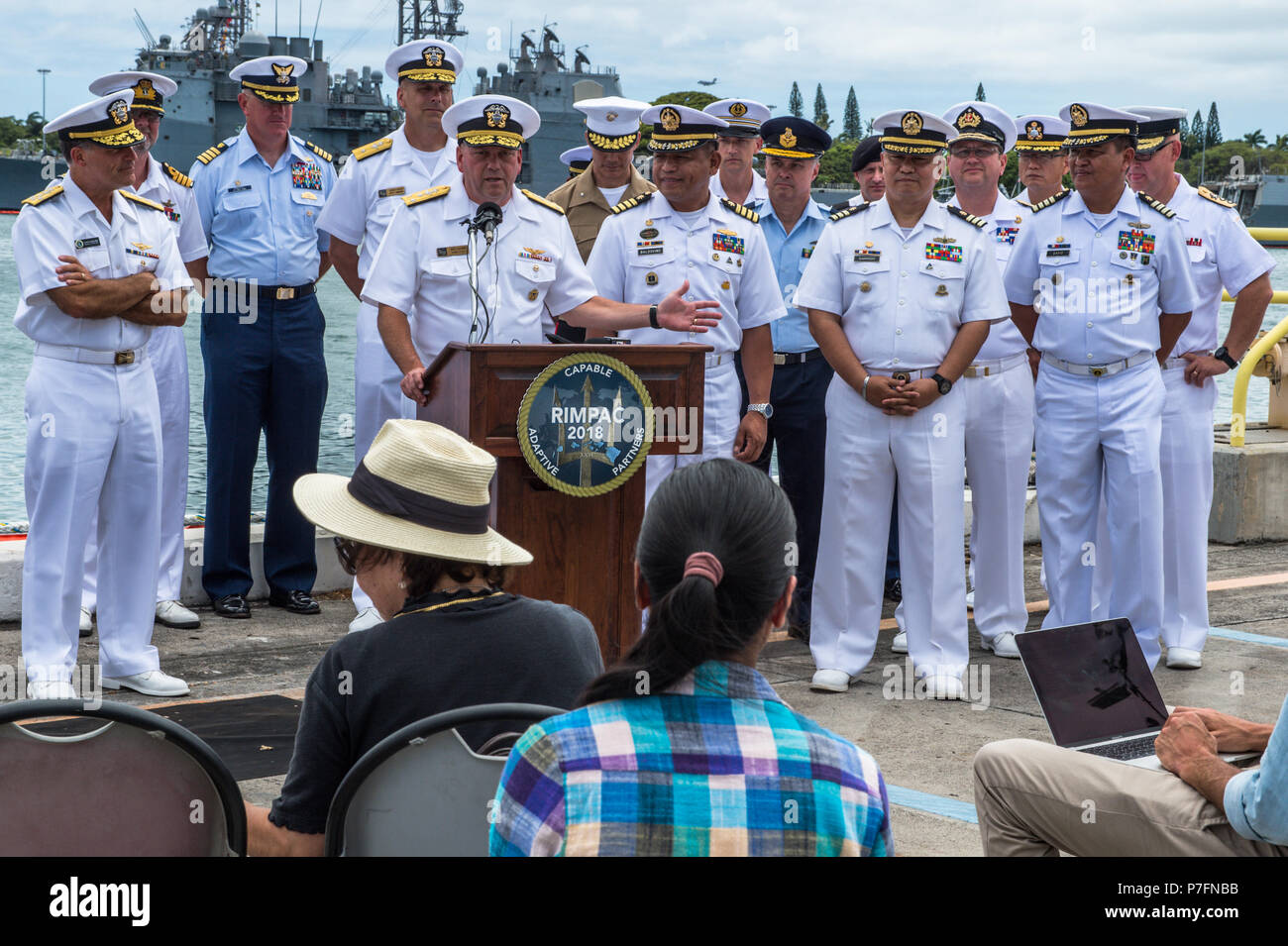 180628-N-FV745-1040 PEARL HARBOR (28 giugno 2018) il comandante, U.S. Flotta terzo Vice Adm. John Alexander, insieme ad altri leaders internazionali, parla nel corso di una conferenza stampa per il bordo del Pacifico (RIMPAC) Esercizio 2018 giugno 28 su base comune Harbor-Hickam perla. Venticinque nazioni, più di 45 navi e sottomarini, circa 200 aerei e 25.000 personale partecipano RIMPAC dal 27 giugno al 2 agosto in e intorno alle Isole Hawaii e la California del Sud. Il più grande del mondo marittimo internazionale esercitazione RIMPAC offre una singolare opportunità di formazione promuovendo e sustainin Foto Stock