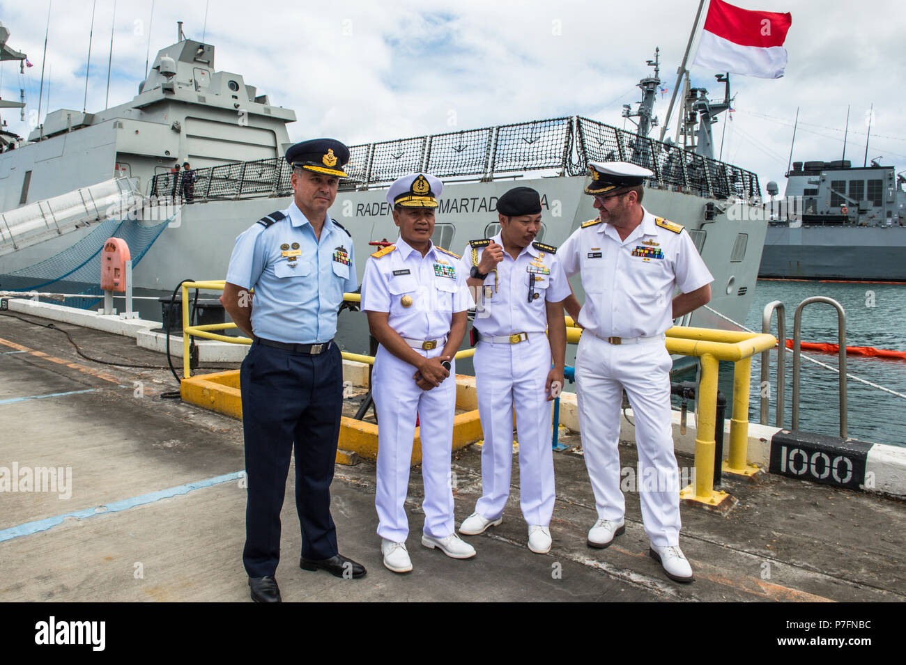 180628-N-FV745-1035 PEARL HARBOR (28 giugno 2018) Multi-nazionale i membri del servizio di chat sul lato del molo a Pearl Harbor durante una conferenza stampa per l'inizio del bordo del Pacifico (RIMPAC) Esercizio 2018 giugno 28. Venticinque nazioni, più di 45 navi e sottomarini, circa 200 aerei e 25.000 personale partecipano RIMPAC dal 27 giugno al 2 agosto in e intorno alle Isole Hawaii e la California del Sud. Il più grande del mondo marittimo internazionale esercitazione RIMPAC offre una singolare opportunità di formazione promuovendo e sostenendo le relazioni cooperative tra i partecipanti critico Foto Stock