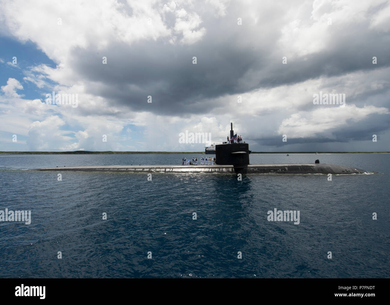 170629-N-PK553-043 SANTA RITA, Guam (29 giugno 2018) classe Los-Angeles attacco rapido sommergibile USS Oklahoma City (SSN 723) ritorna al suo homeport di Apra Harbor, Guam, 29 giugno. Oklahoma City è una delle quattro distribuita sommergibili assegnati al comandante, Squadriglia Sommergibili 15. (U.S. Foto della marina da specialista culinaria marinaio Jonathan Perez) Foto Stock