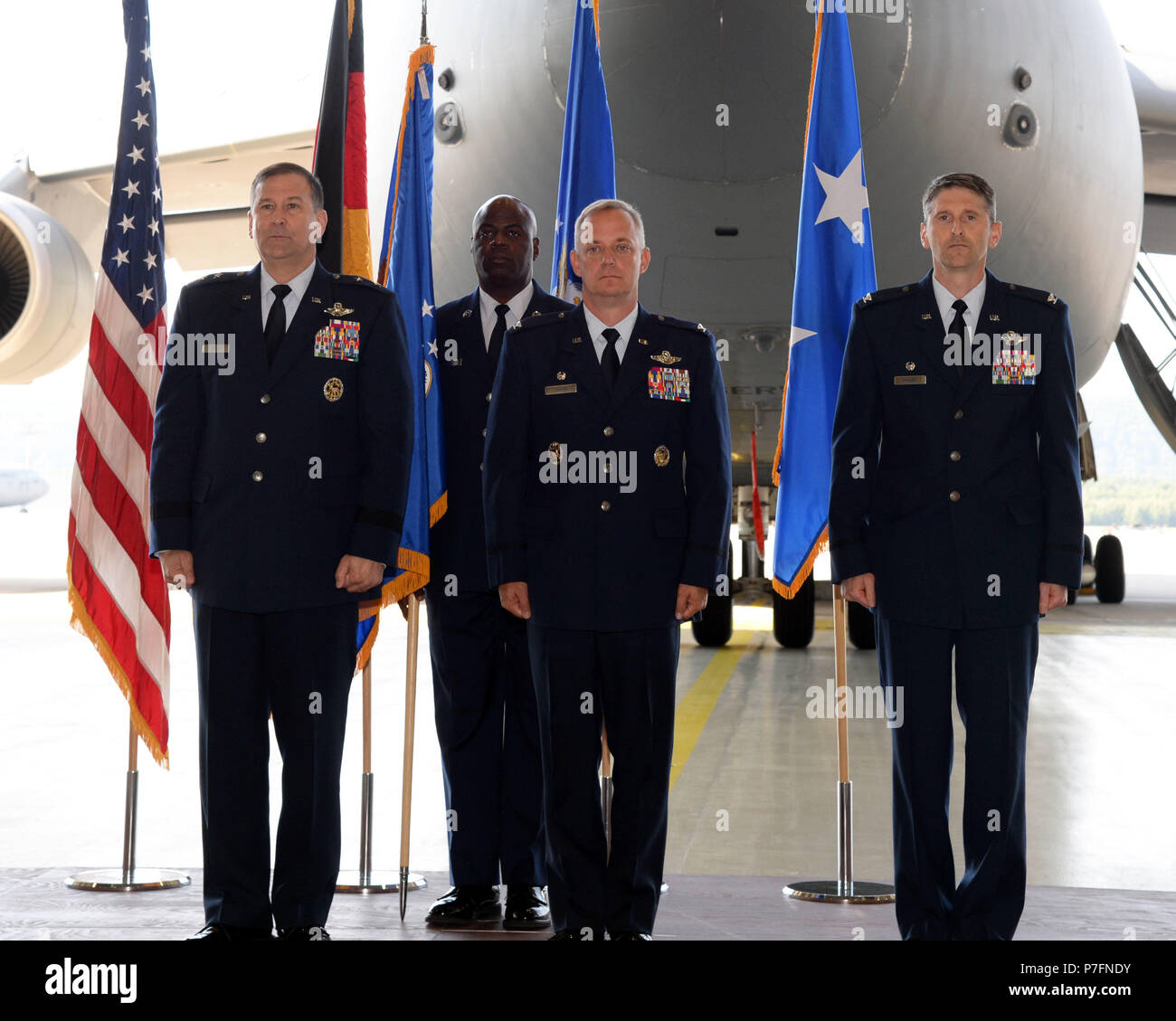 La 521st AMOW fornisce distribuita del comando e controllo, porta antenna e manutenzione aeromobili supporto al DoD organici e contratti di aerei commerciali di ponte aereo di esecuzione e il rifornimento di aria delle missioni in tutta la U.S. Forze aeree in Europa - Forze Aeree Africa area di responsabilità. (U.S. Air Force foto di Airman 1. Classe Ariel Leighty) Foto Stock