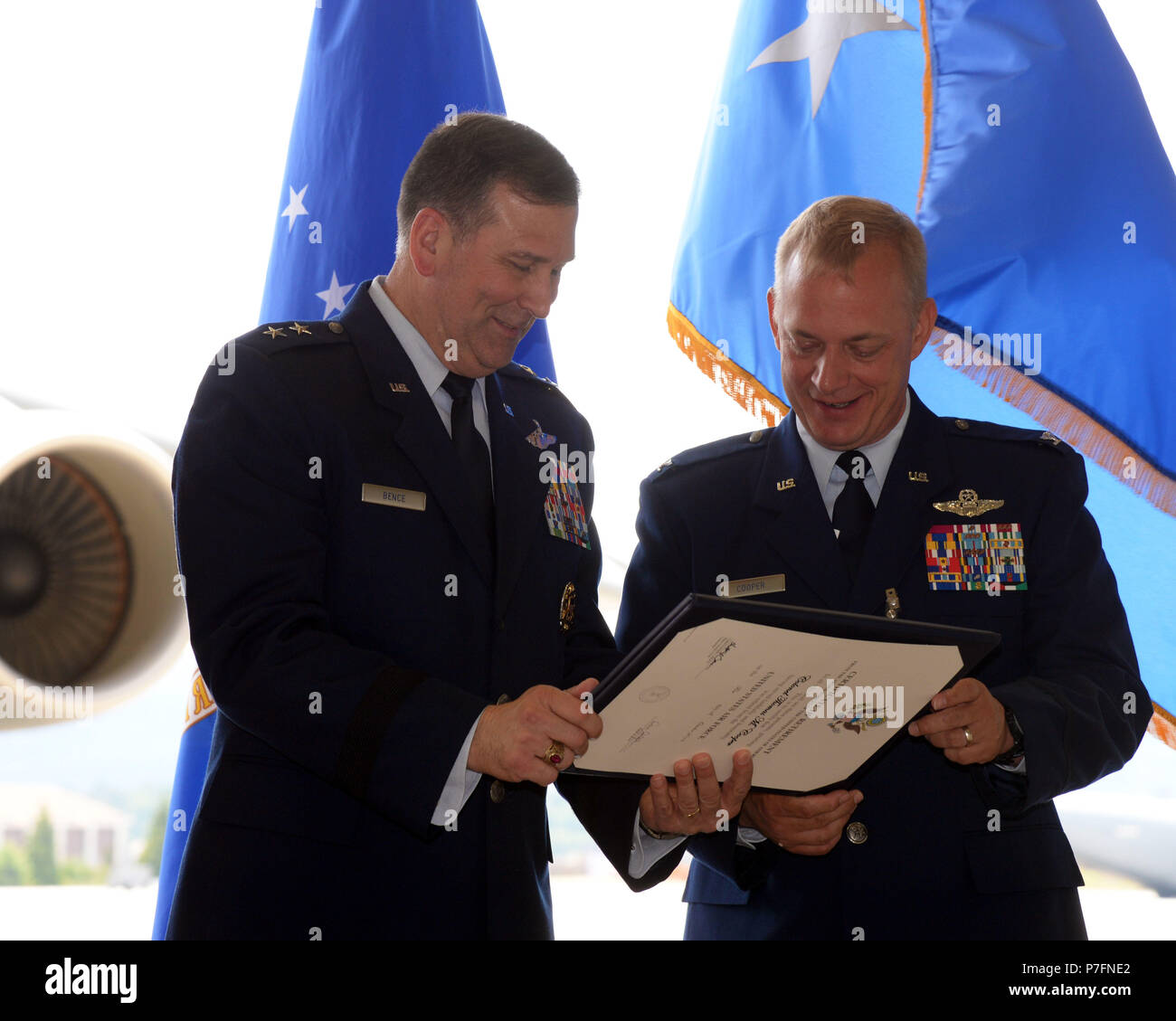 La 521st AMOW fornisce distribuita del comando e controllo, porta antenna e manutenzione aeromobili supporto al DoD organici e contratti di aerei commerciali di ponte aereo di esecuzione e il rifornimento di aria delle missioni in tutta la U.S. Forze aeree in Europa - Forze Aeree Africa area di responsabilità. (U.S. Air Force foto di Airman 1. Classe Ariel Leighty) Foto Stock