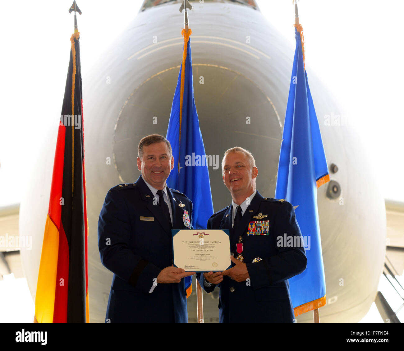 La 521st AMOW fornisce distribuita del comando e controllo, porta antenna e manutenzione aeromobili supporto al DoD organici e contratti di aerei commerciali di ponte aereo di esecuzione e il rifornimento di aria delle missioni in tutta la U.S. Forze aeree in Europa - Forze Aeree Africa area di responsabilità. (U.S. Air Force foto di Airman 1. Classe Ariel Leighty) Foto Stock