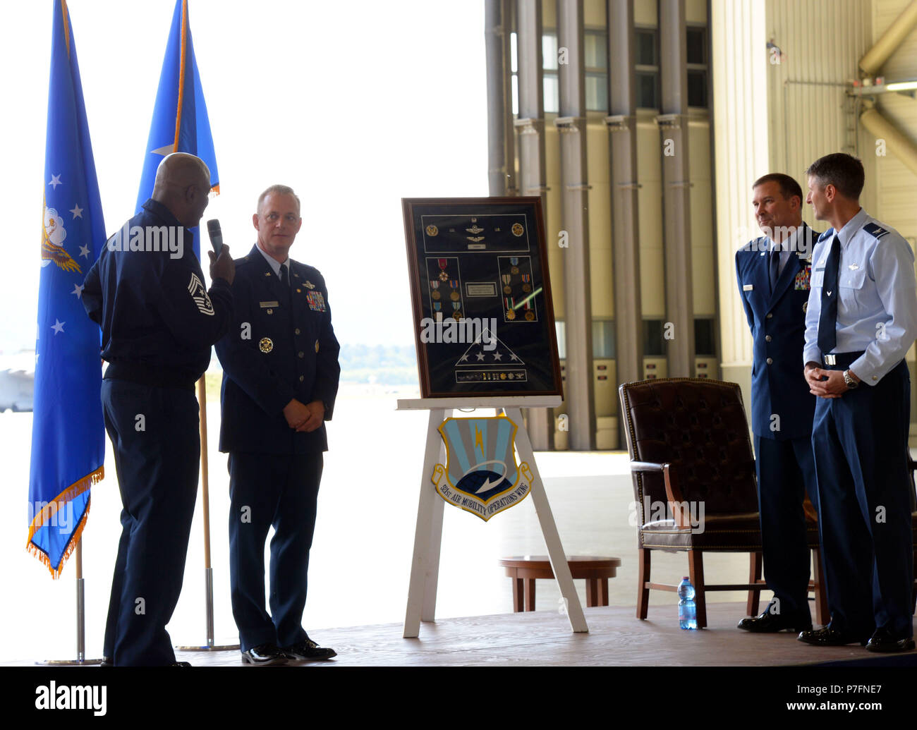 La 521st AMOW fornisce distribuita del comando e controllo, porta antenna e manutenzione aeromobili supporto al DoD organici e contratti di aerei commerciali di ponte aereo di esecuzione e il rifornimento di aria delle missioni in tutta la U.S. Forze aeree in Europa - Forze Aeree Africa area di responsabilità. (U.S. Air Force foto di Airman 1. Classe Ariel Leighty) Foto Stock