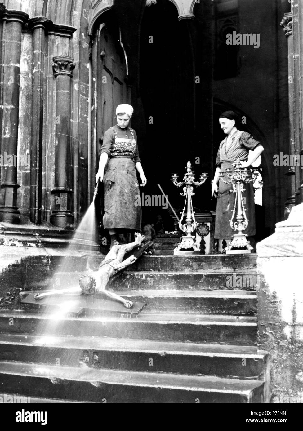 Due donne delle pulizie crocifisso a spruzzo con Gesù, ca. 1920, attorno a Lipsia, Germania Foto Stock