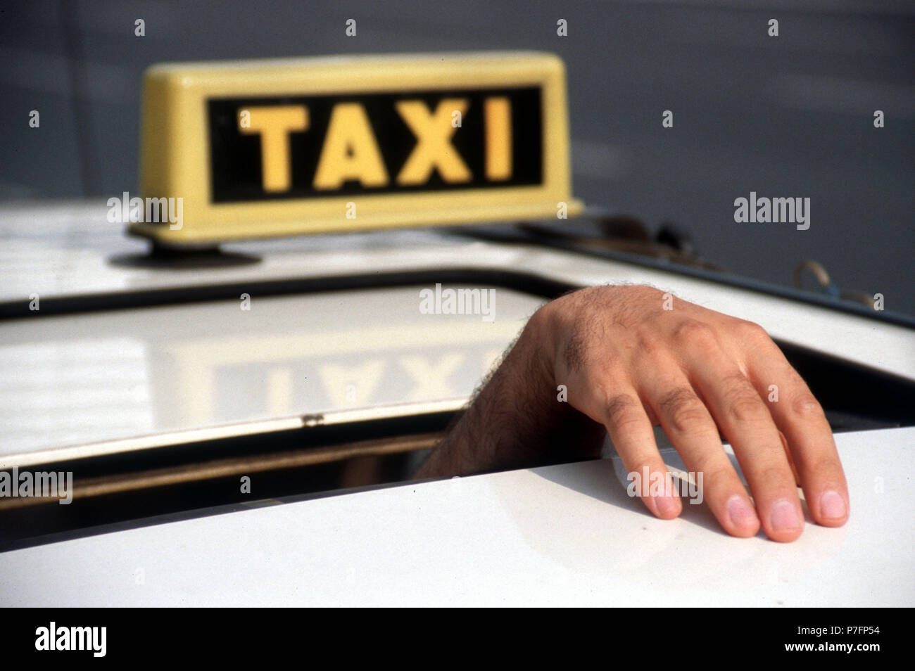Guarda la mano dal tetto scorrevole di un taxi, Berlino, Germania Foto Stock