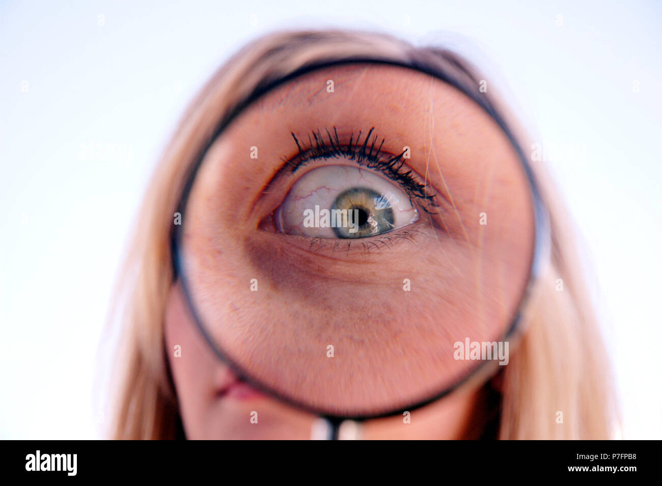 Donna con lente di ingrandimento, big eye, Germania Foto Stock
