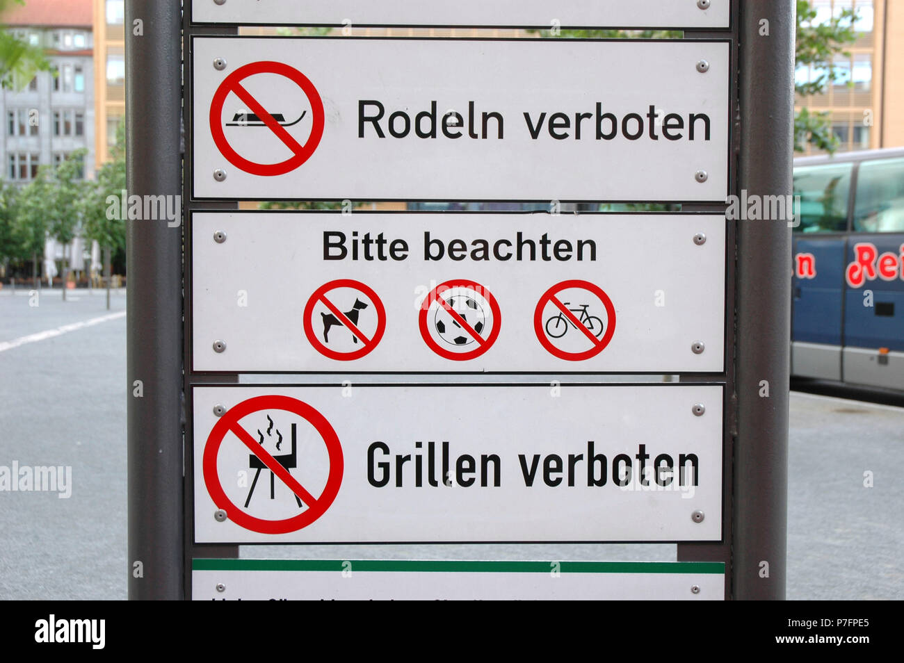 Cartelli di divieto, sono vietati gli slittini, cani, giochi con la palla, bicicletta, barbecue, Potsdamer Platz, Berlin, Germania Foto Stock