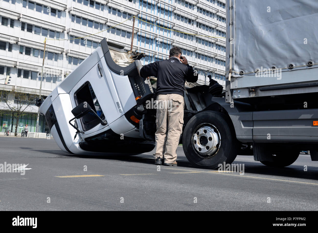 Carrello incidente e auto della polizia, Alexanderstrasse, nel quartiere Mitte di Berlino, Germania Foto Stock