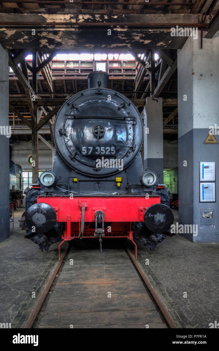 locomotiva-merci-57-3525-dal-1926-nel-capannone-locomotiva-bavarese-museo-ferroviario-nrdlingen-nrdlingen-baviera-germania-p7fr1a