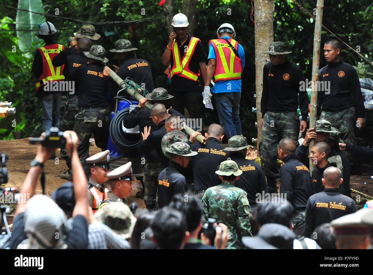 Chiang Rai, Thailandia. 6 Luglio, 2018. Soccorritori portano un gigante della pompa acqua in una grotta in Chiang Rai, Thailandia, il 6 luglio 2018. Con precipitazioni più prossimi, Tailandese di soccorritori sono corse contro il tempo per la pompa acqua da una grotta allagata prima di poter salvare 12 ragazzi e il loro allenatore di calcio con il minimo rischio, funzionari ha detto giovedì. Credito: Rachen Sageamsak/Xinhua/Alamy Live News Foto Stock