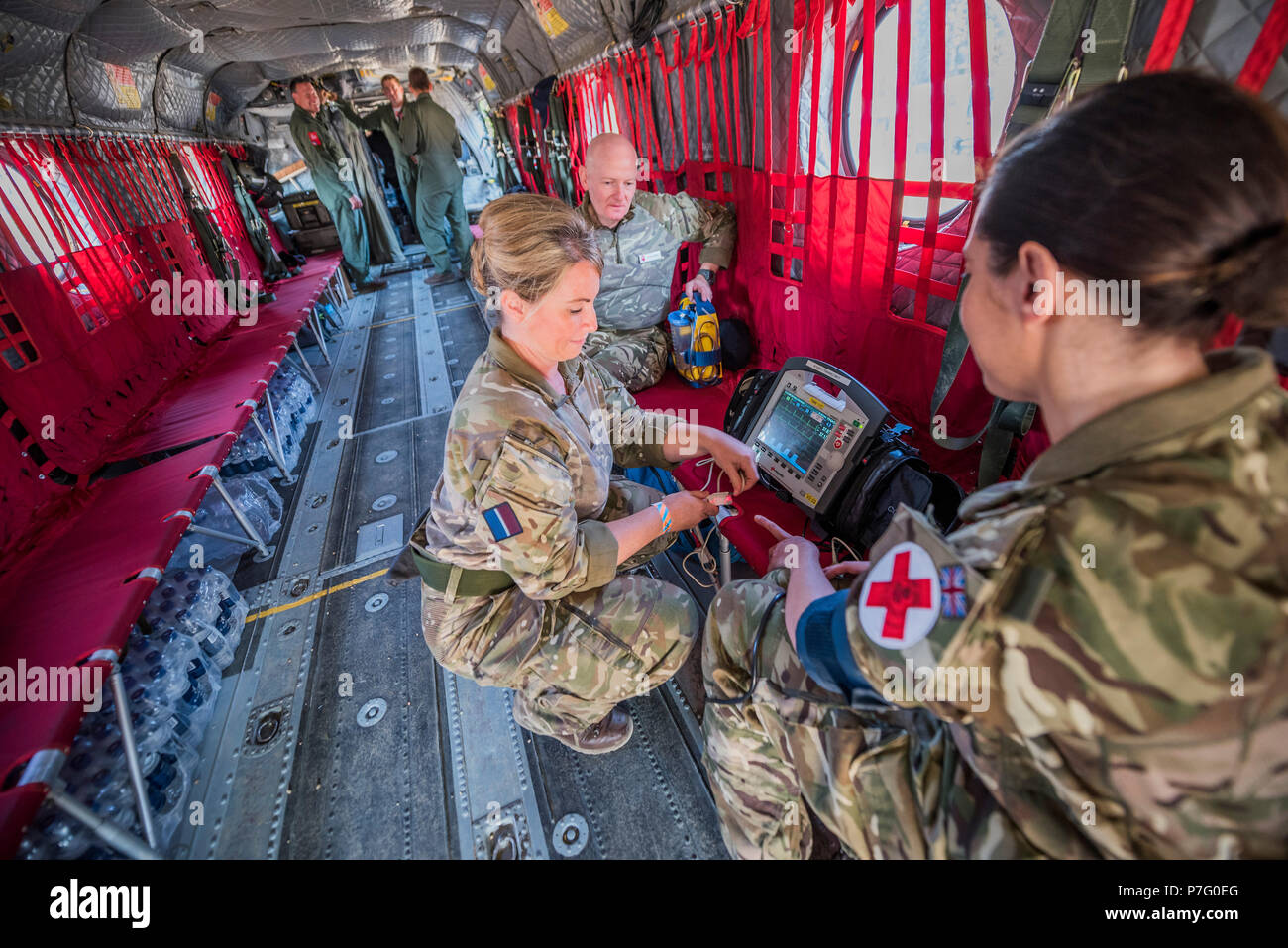 Londra, Regno Unito. 6 luglio 2018. Medics kit di preparazione all'interno di un Chinook - RAF 100, la Sfilata delle Guardie a Cavallo. Come parte del centesimo anniversario della Royal Air Force, una mostra di aeromobili che copre la RAF della storia, da WW1 e WW2 attraverso all'età moderna. Credito: Guy Bell/Alamy Live News Foto Stock