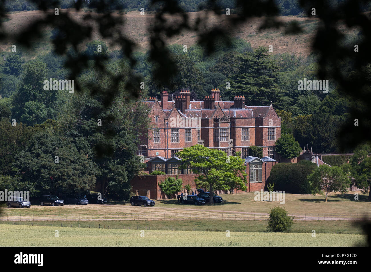 Princes Risborough, UK. 6 Luglio, 2018. Veicoli parcheggiati fuori Chequers, il Primo Ministro del paese ufficiale residence, dove Theresa Maggio e il suo gabinetto sono oggi tenendo un crunch incontro al vertice per il dibattito e per cercare di decidere per il Regno Unito Brexit proposta per le sue future relazioni con l'Unione europea. Il Primo Ministro ha presentato una nuova "terza via" sulle dogane conosciuta come 'agevolato regime doganale' (FCA). Alcuni rapporti suggeriscono che i taxi sono in standby per ogni ministri non riescono a concordare un piano durante il vertice di oggi. Credito: Mark Kerrison/Alamy Live News Foto Stock