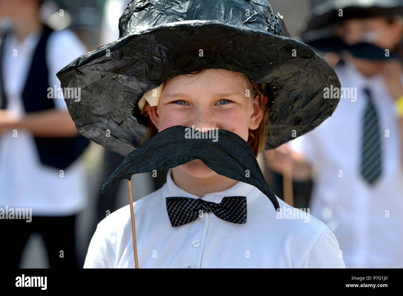 Lewes, East Sussex. 6 luglio 2018. Centinaia di bambini provenienti da diverse scuole primarie in tutta la regione si riuniscono per celebrare 'Spostamento sull' dalla scuola primaria in un colorato street parade di Lewes.Peter Cripps/Alamy Live News Foto Stock