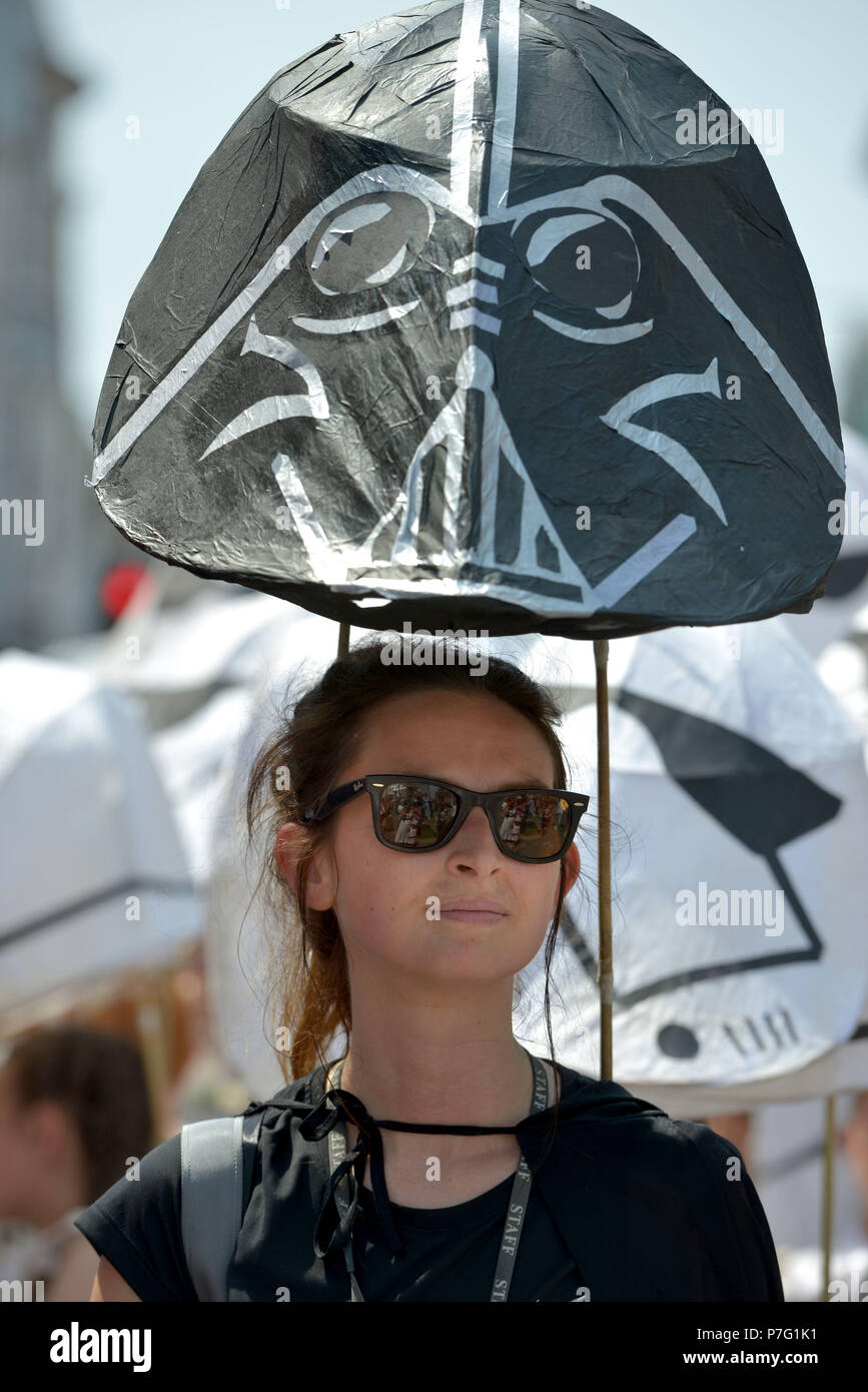 Lewes, East Sussex. 6 luglio 2018. Centinaia di bambini provenienti da diverse scuole primarie in tutta la regione si riuniscono per celebrare 'Spostamento sull' dalla scuola primaria in un colorato street parade di Lewes.Peter Cripps/Alamy Live News Foto Stock