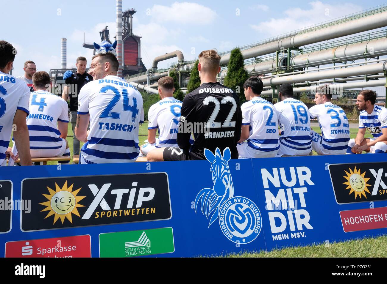 Duisburg, Deutschland. 06 Luglio, 2018. firo: 06.07.2018, calcio, 2.Bundesliga, stagione 2018/2019, MSV Duisburg, photo shoot, ritratto, team, team teasmfoto, foto del team, thyssenkrupp Steel Europe AG, altoforno 8, ritratto foto di fronte al contesto industriale | Utilizzo di credito in tutto il mondo: dpa/Alamy Live News Foto Stock